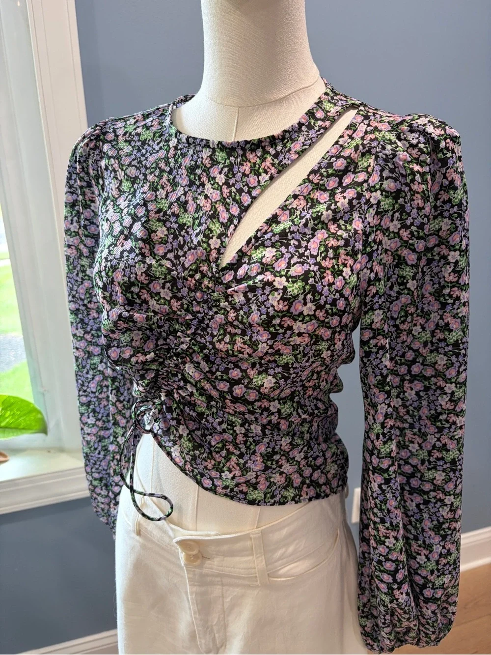 ASTR The Label Floral Ruched Cutout Top Small Long Sleeve Romantic Blouse